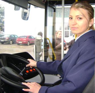 Prima domnişoară angajată ca şofer pe autobuzele OTL a ieşit pe teren